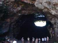 15 Jameos del Agua.jpg: Hier zien we een grot die Jameos del Agua heet. Er is hier ook een zwembad gemaakt, waar vroeger wel, maar nu niet meer in gezwommen mag worden. 
